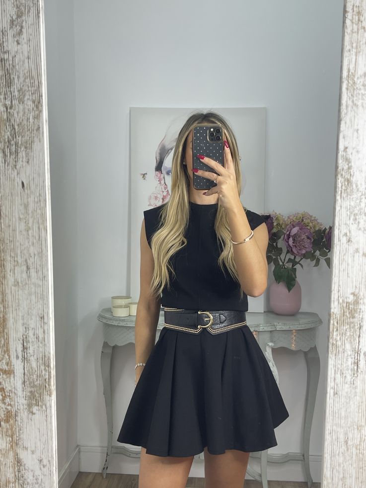 Cinturón negro con detalles dorados