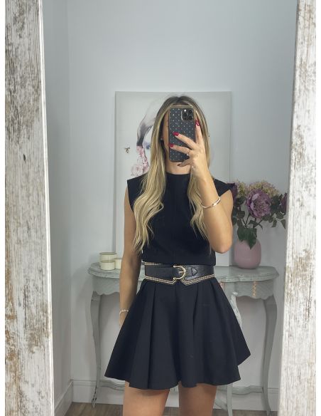 Cinturón negro con detalles dorados