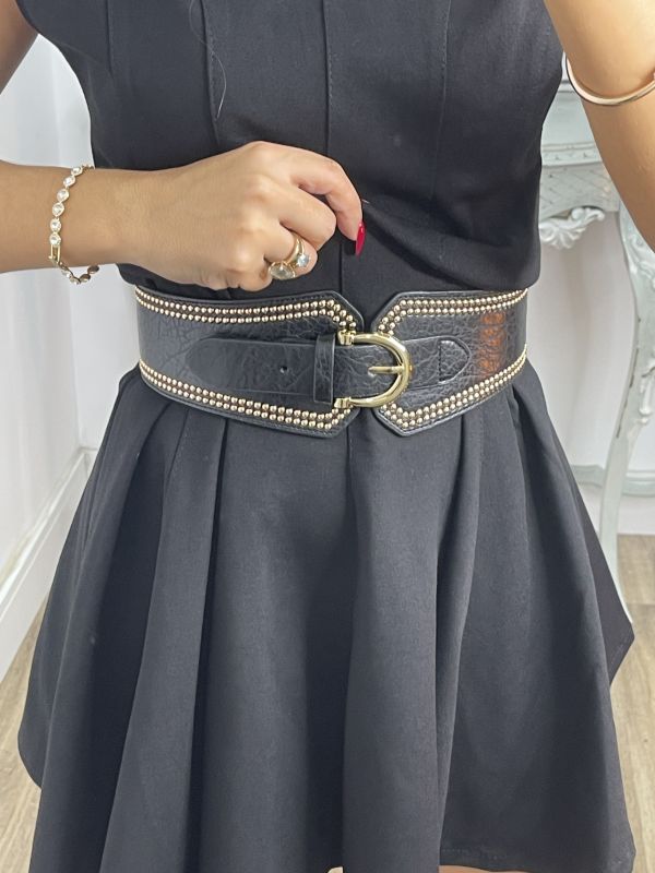 Cinturón negro con detalles dorados