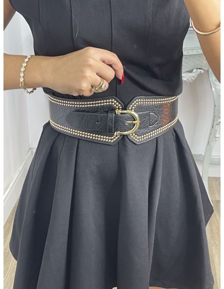 Cinturón negro con detalles dorados