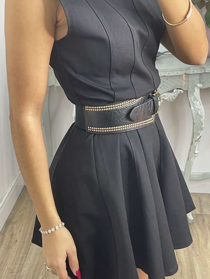 Cinturón negro con detalles dorados