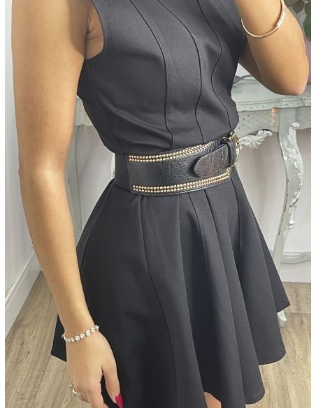 Cinturón negro con detalles dorados