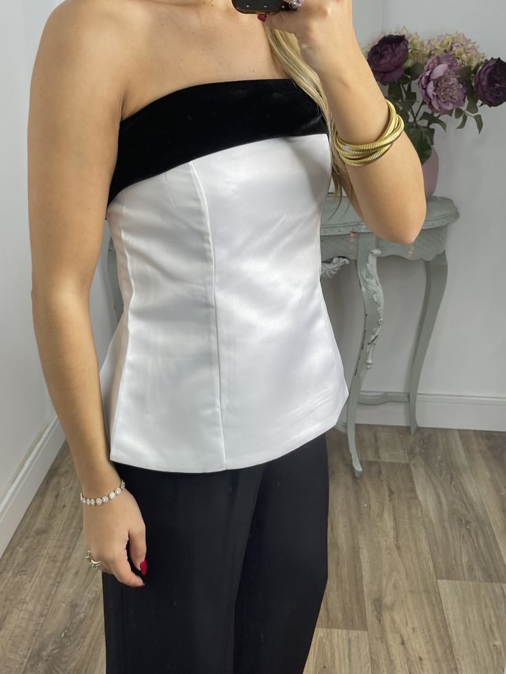 Top blanco con lazo terciopelo negro