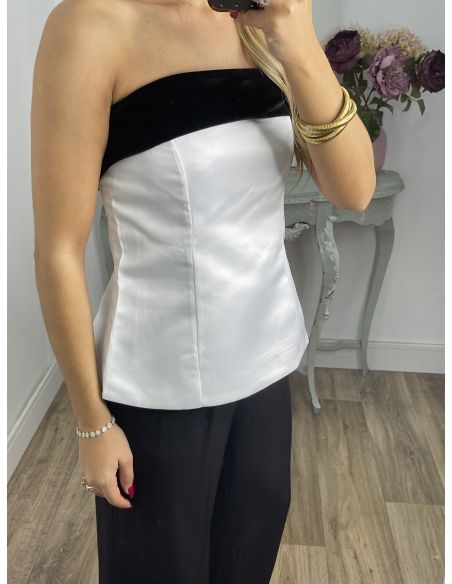 Top blanco con lazo terciopelo negro