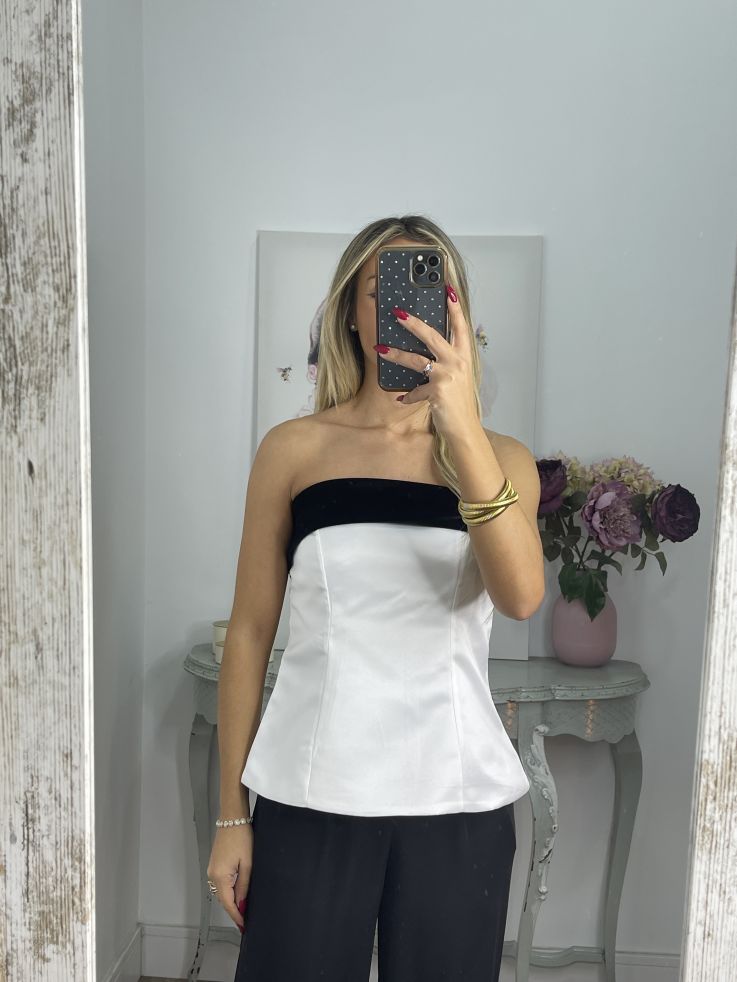 Top blanco con lazo terciopelo negro