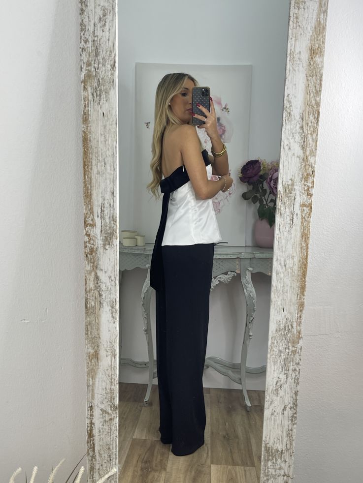 Top blanco con lazo terciopelo negro