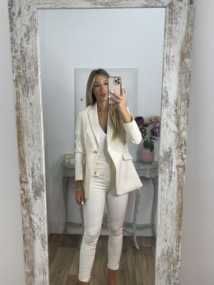 Chaqueta entallada hueso