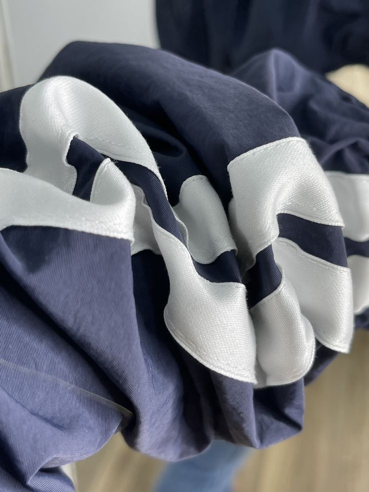 Gabardina combinada beige manga color azul