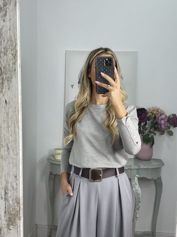 Jersey gris basic con botones en el puño