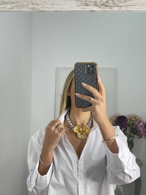 Colgante de bolas gris con flor dorada