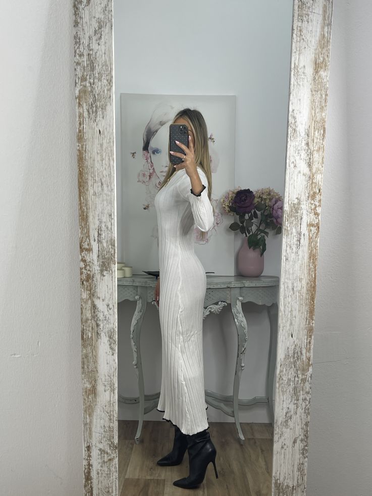 Vestido blanco de punto con ribete negro