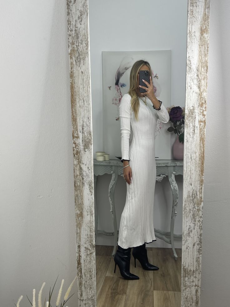 Vestido blanco de punto con ribete negro