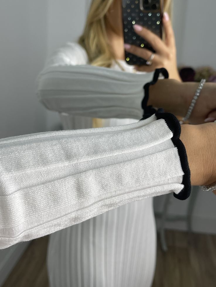 Vestido blanco de punto con ribete negro