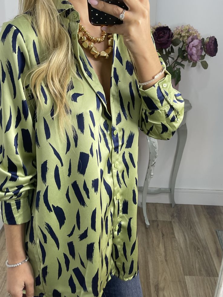 Camisa verde con pintas azules