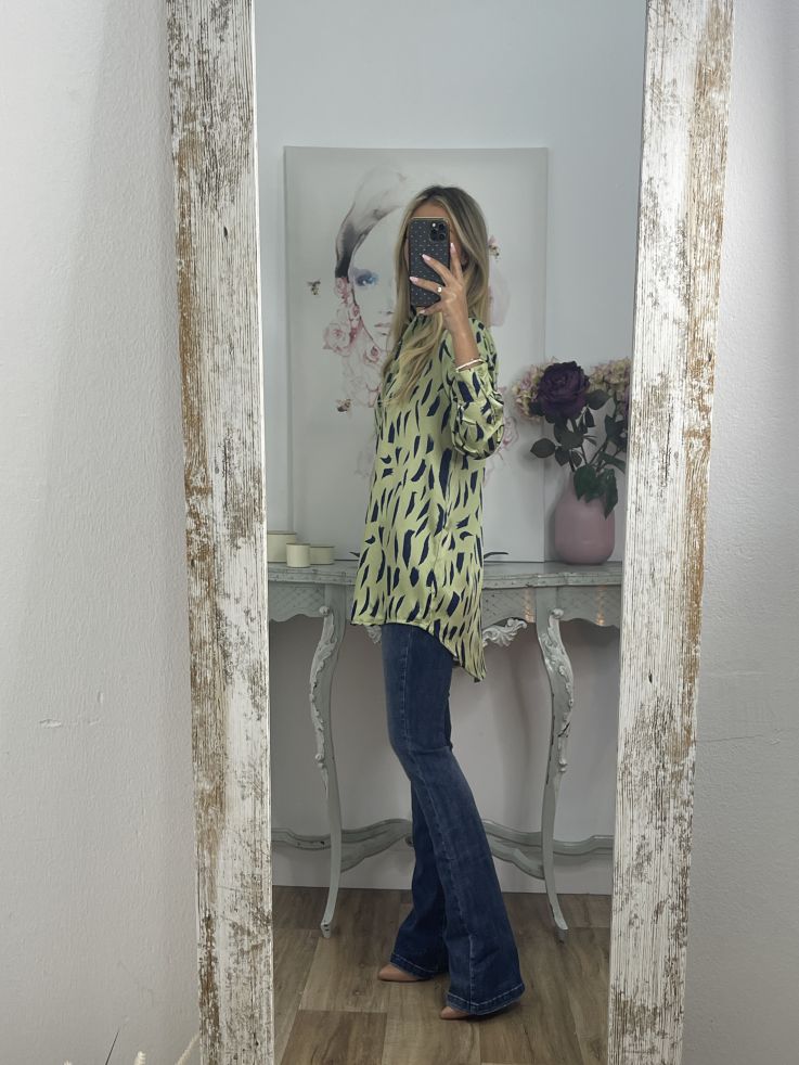 Camisa verde con pintas azules