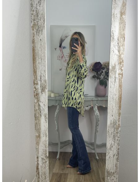 Camisa verde con pintas azules