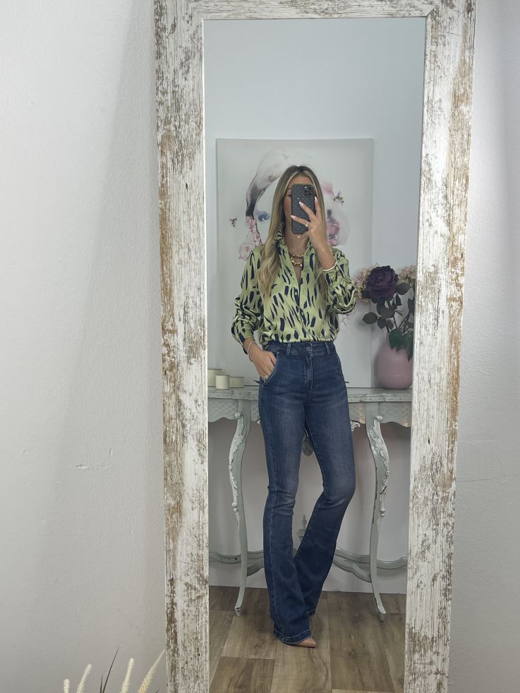 Camisa verde con pintas azules