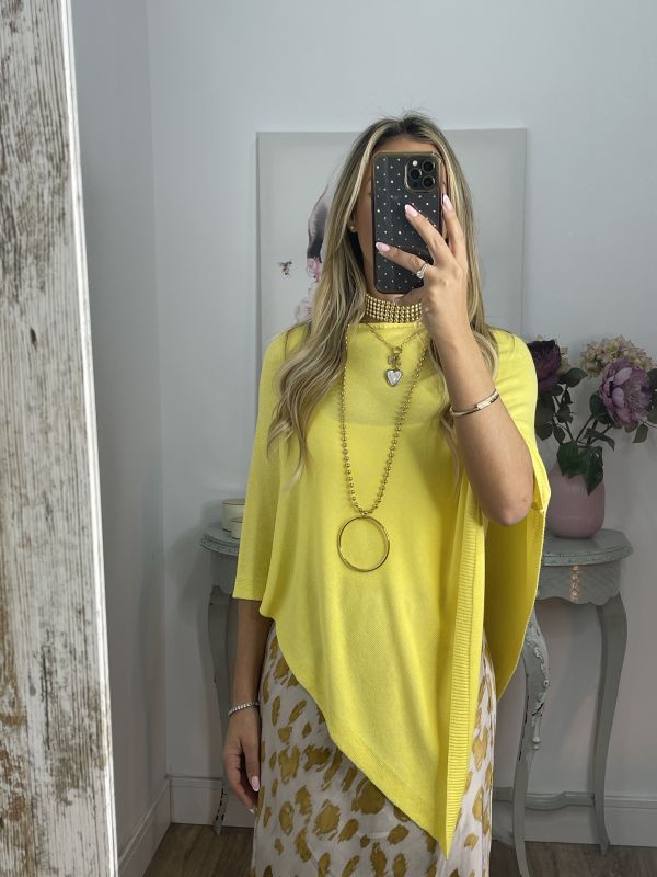 Poncho de punto amarillo