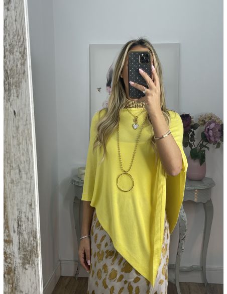 Poncho de punto amarillo