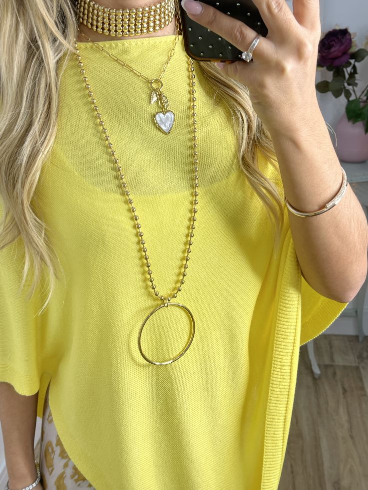 Poncho de punto amarillo