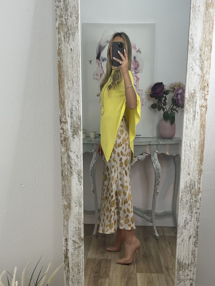 Poncho de punto amarillo