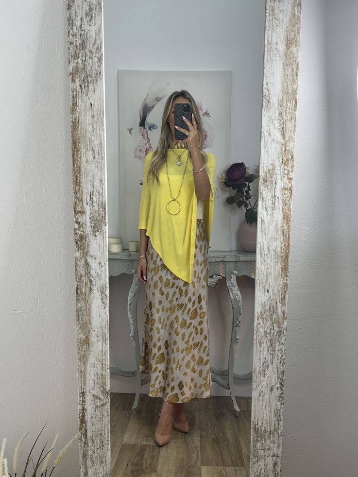 Poncho de punto amarillo