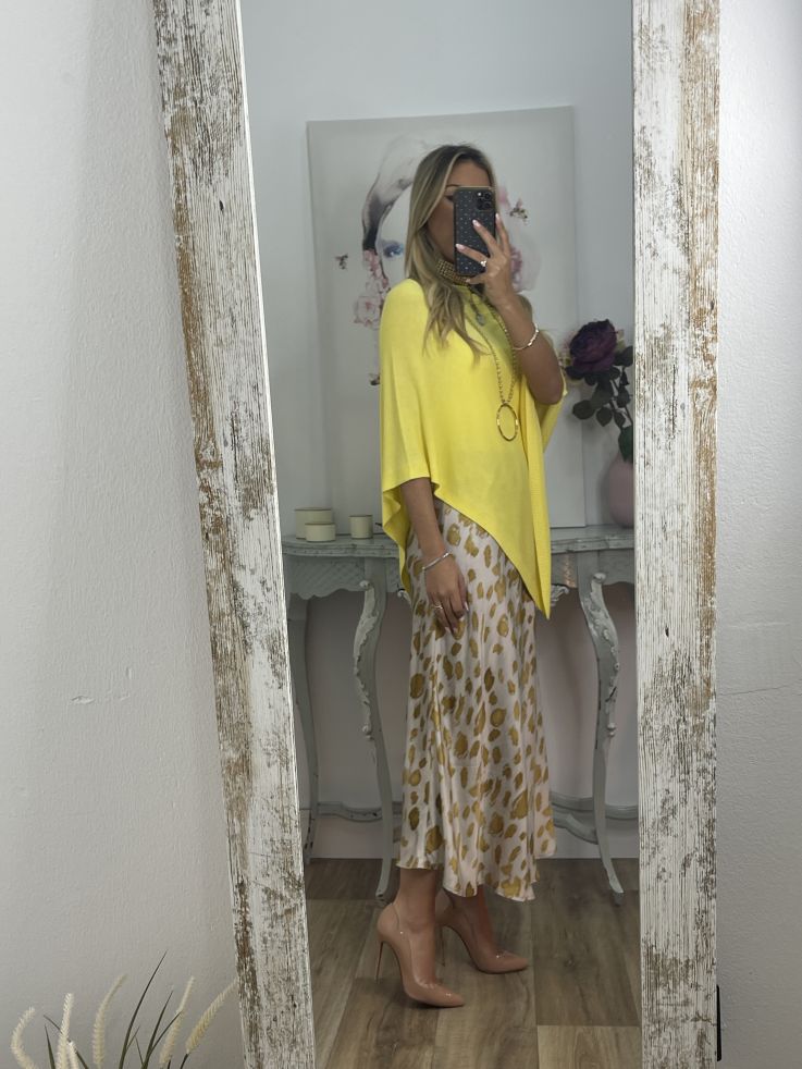 Poncho de punto amarillo