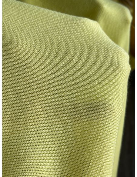 Poncho de punto amarillo