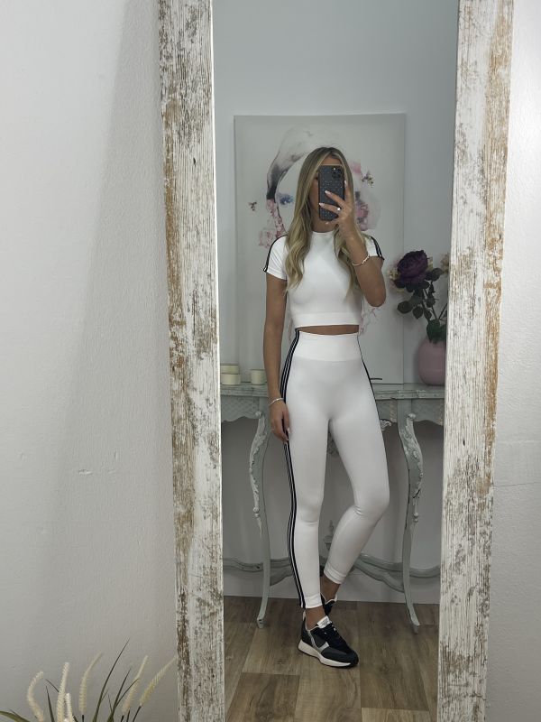 Conjunto de camiseta y leggins blanco con raya negra