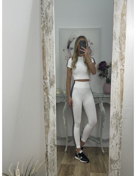 Conjunto de camiseta y leggins blanco con raya negra
