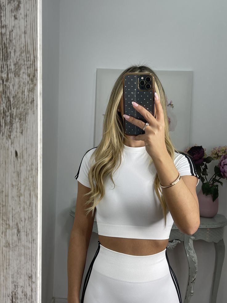 Conjunto de camiseta y leggins blanco con raya negra