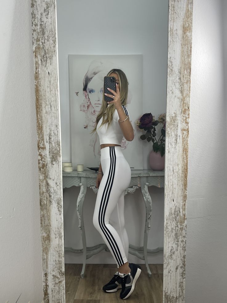 Conjunto de camiseta y leggins blanco con raya negra