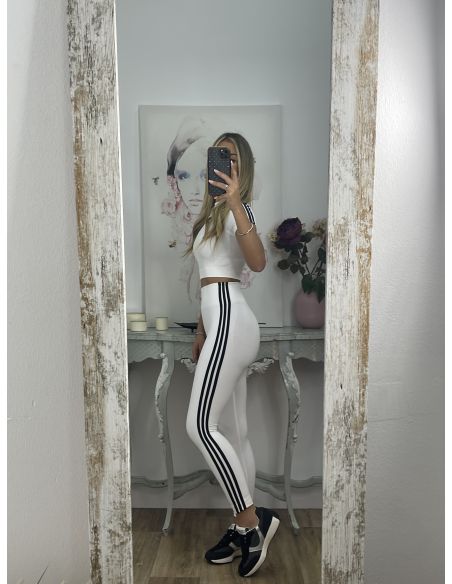 Conjunto de camiseta y leggins blanco con raya negra