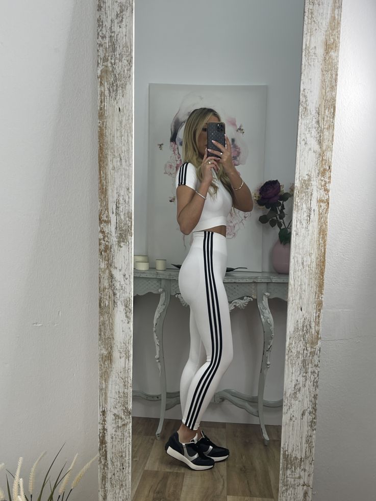Conjunto de camiseta y leggins blanco con raya negra