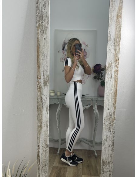 Conjunto de camiseta y leggins blanco con raya negra