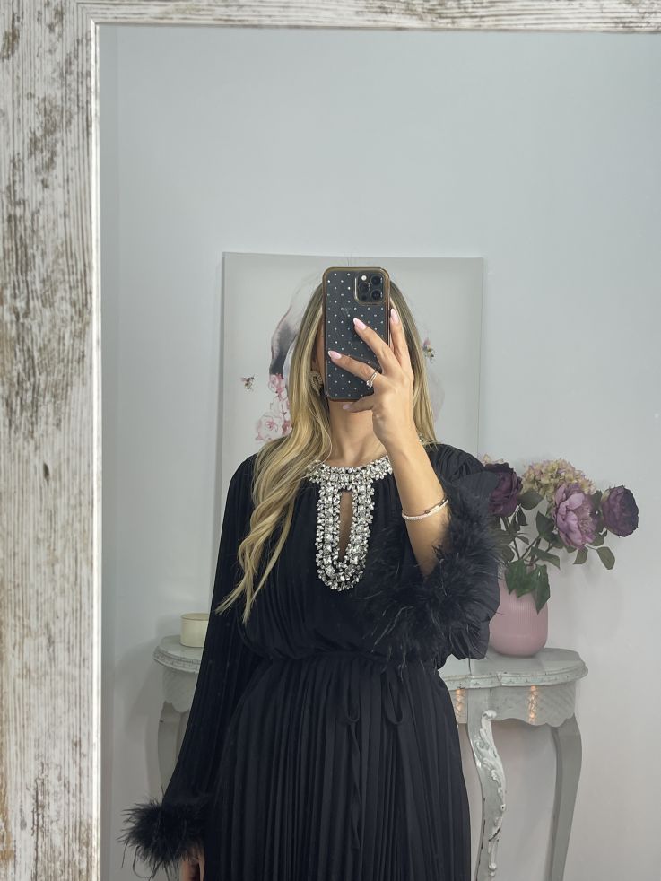Vestido plisado negro con pedrería