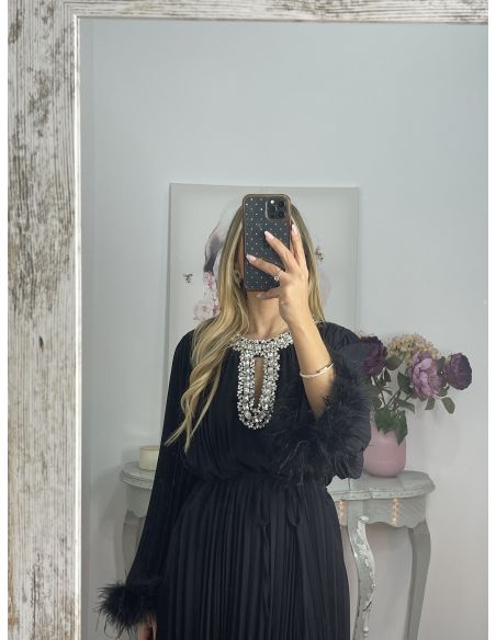 Vestido plisado negro con pedrería