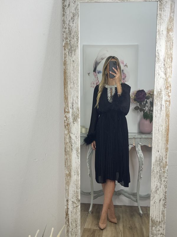 Vestido plisado negro con pedrería