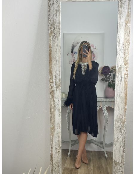 Vestido plisado negro con pedrería