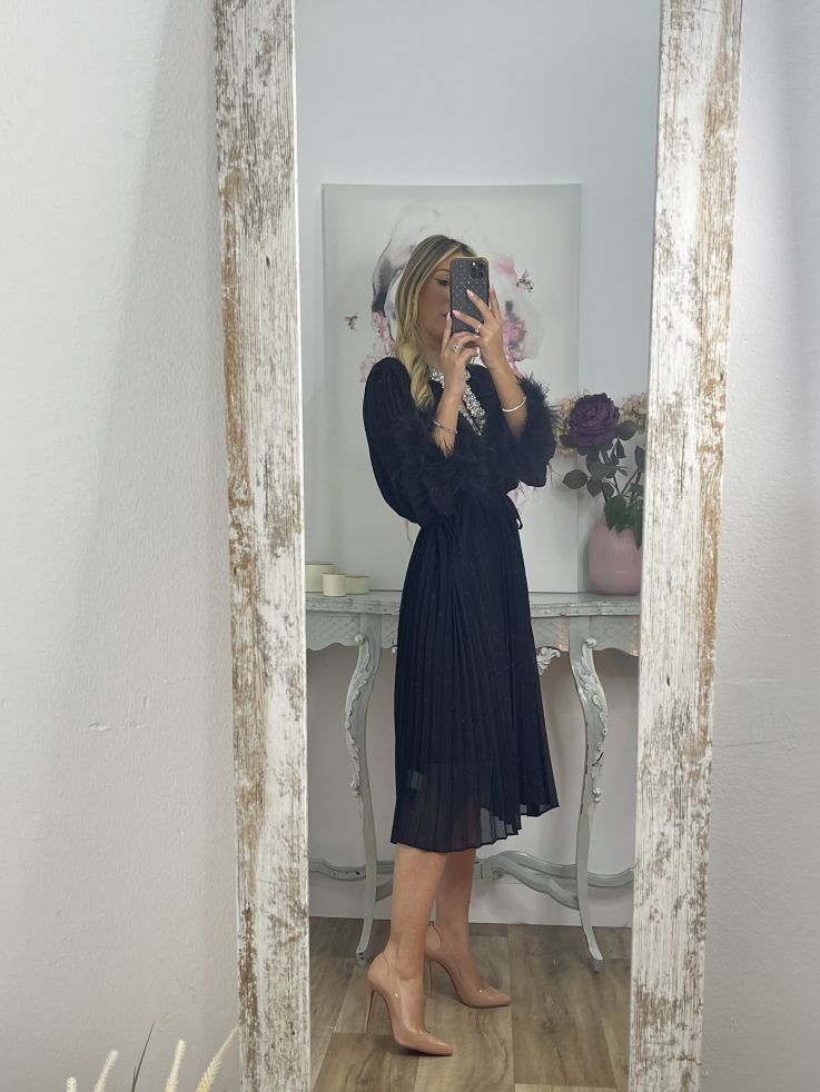 Vestido plisado negro con pedrería