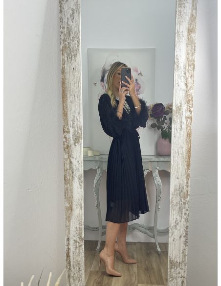 Vestido plisado negro con pedrería