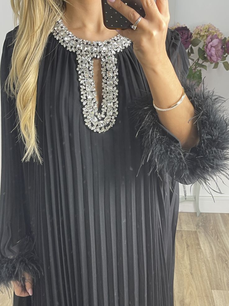 Vestido plisado negro con pedrería