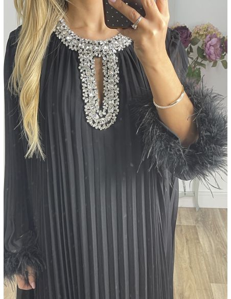 Vestido plisado negro con pedrería