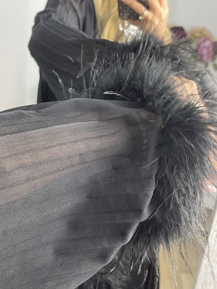 Vestido plisado negro con pedrería