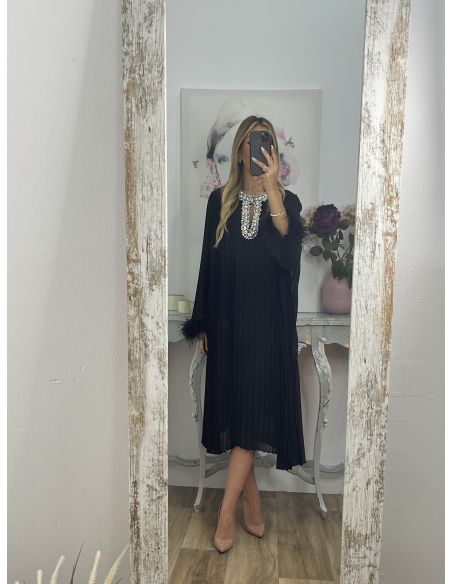 Vestido plisado negro con pedrería
