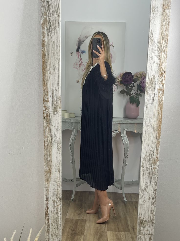 Vestido plisado negro con pedrería