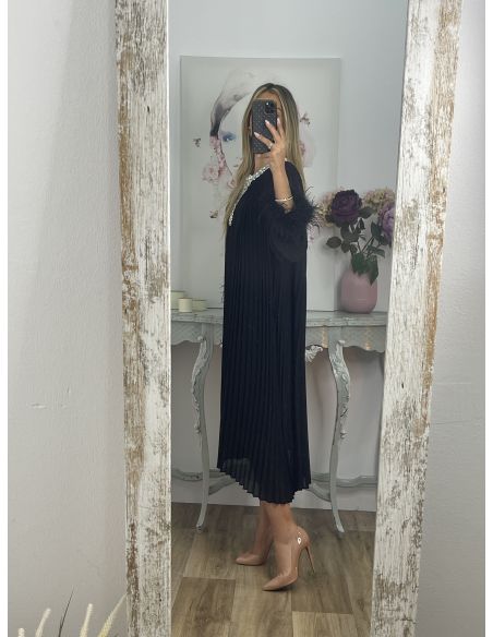 Vestido plisado negro con pedrería