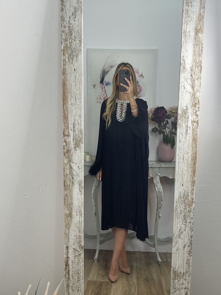 Vestido plisado negro con pedrería