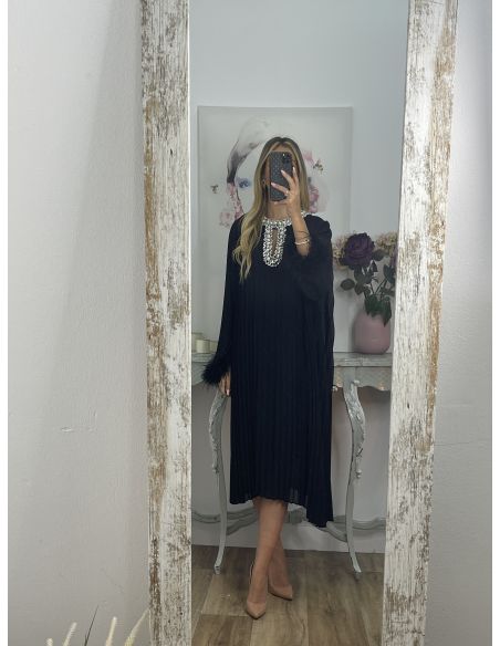 Vestido plisado negro con pedrería
